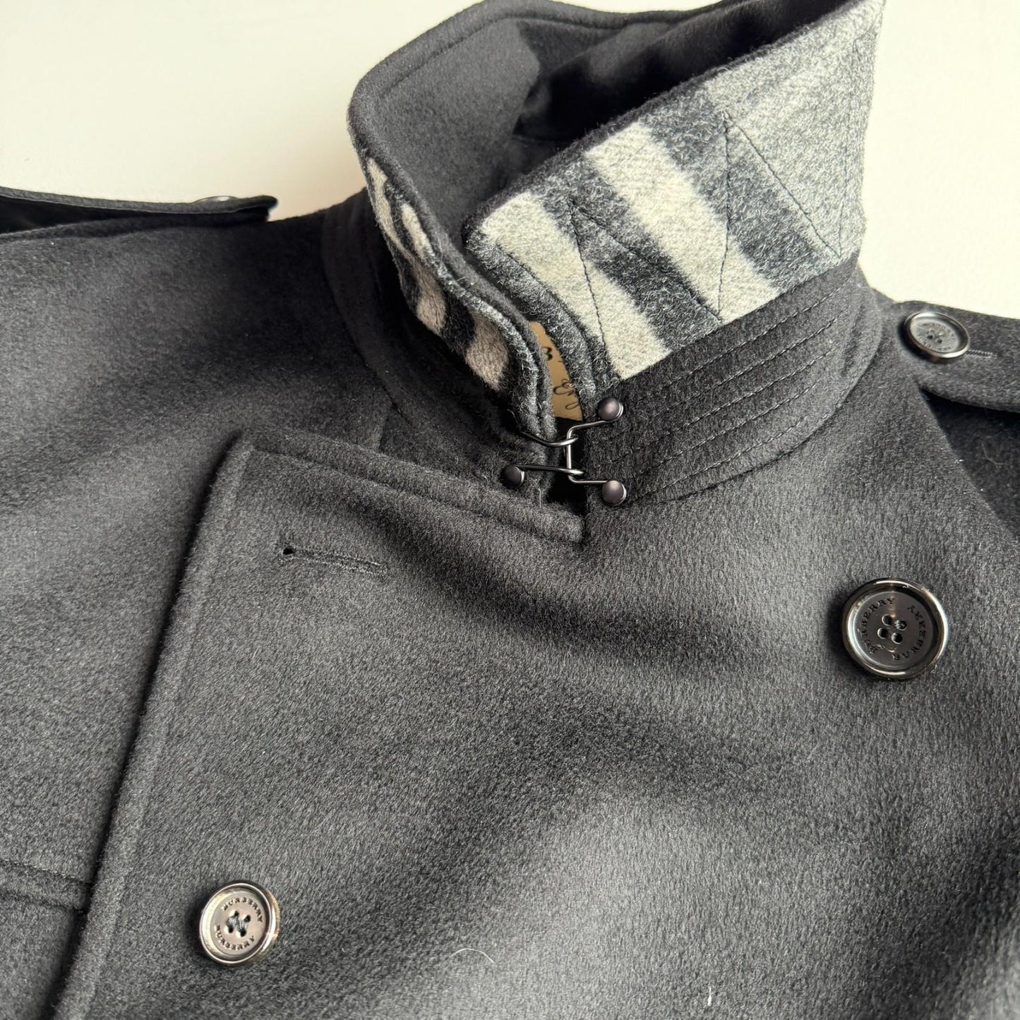 MINT Burberry (54) 100% Cashmere Mid-Length Black Trench Coat
